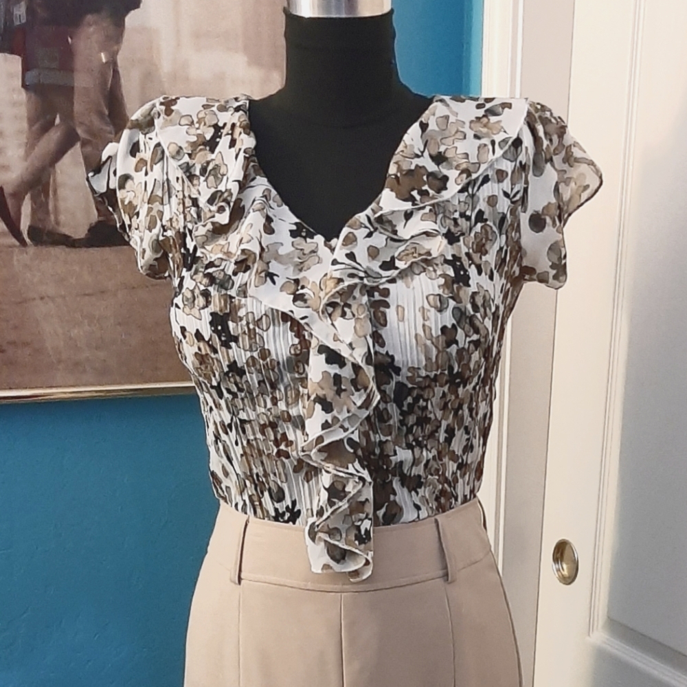 GUC crinkle poly-crepe watercolor floral blouse with ruffle neckline.  Size M